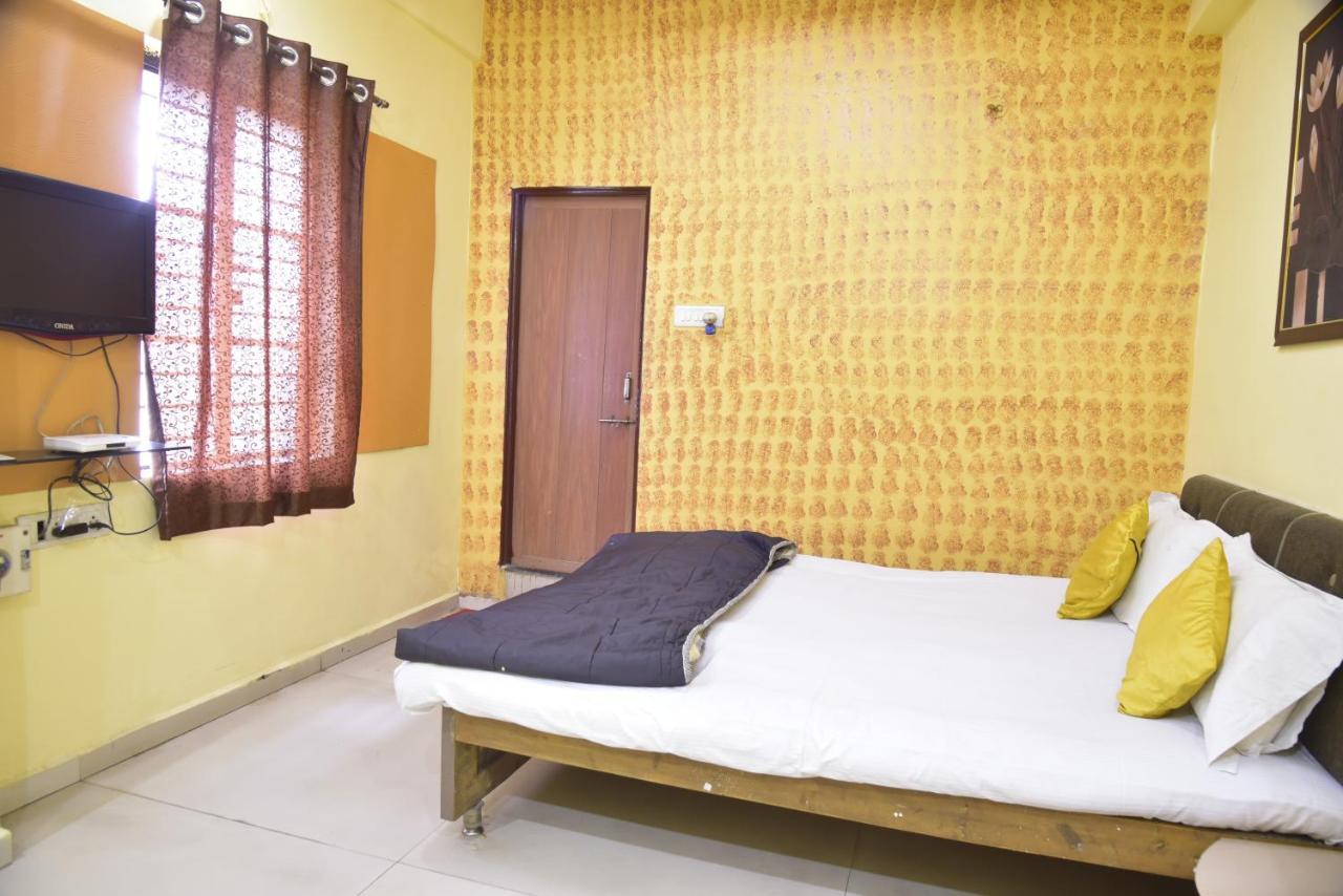 Hotel Drishti Inn Khāpri 外观 照片