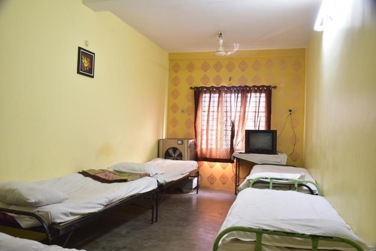 Hotel Drishti Inn Khāpri 外观 照片